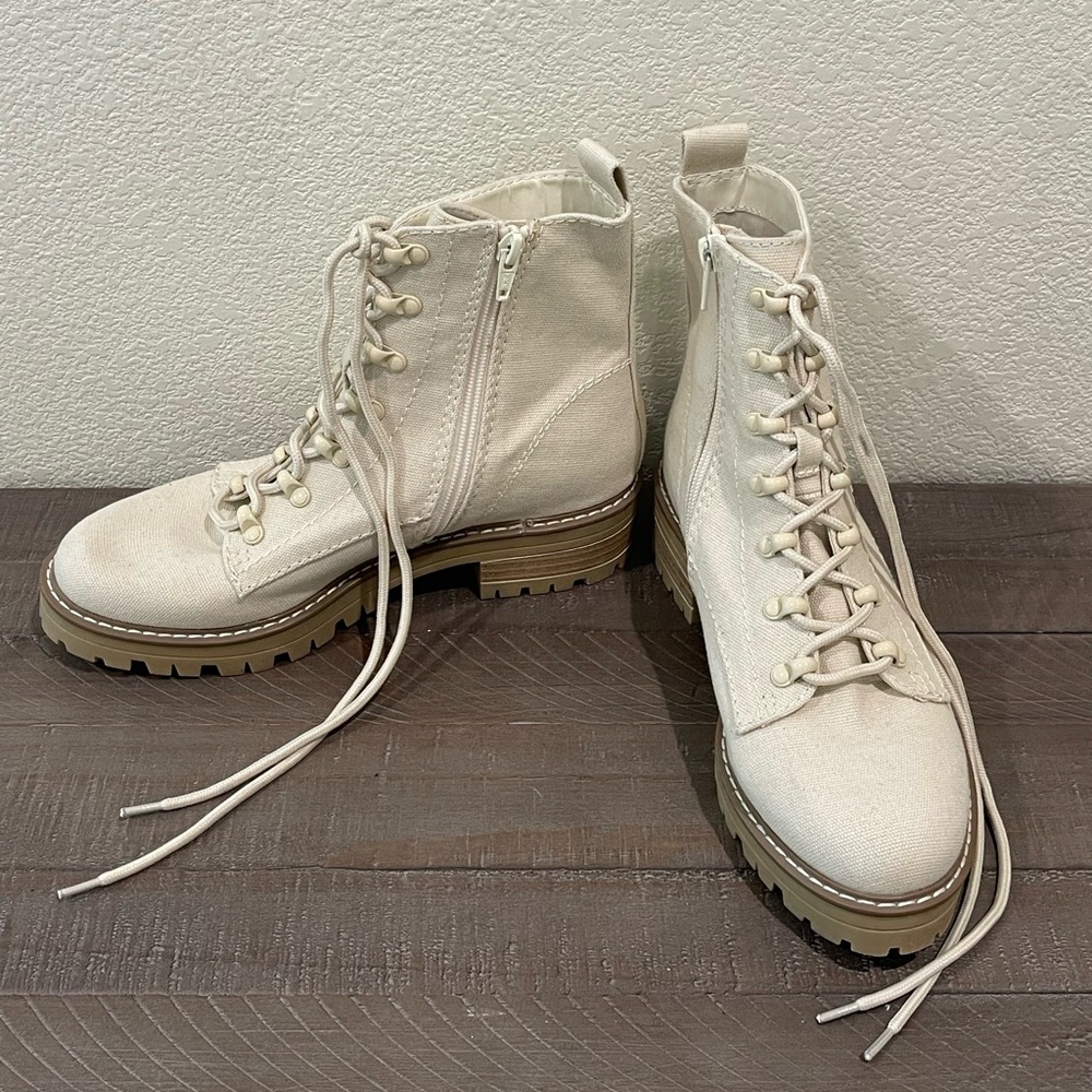 Universal Thread size 7.5 lace up boots